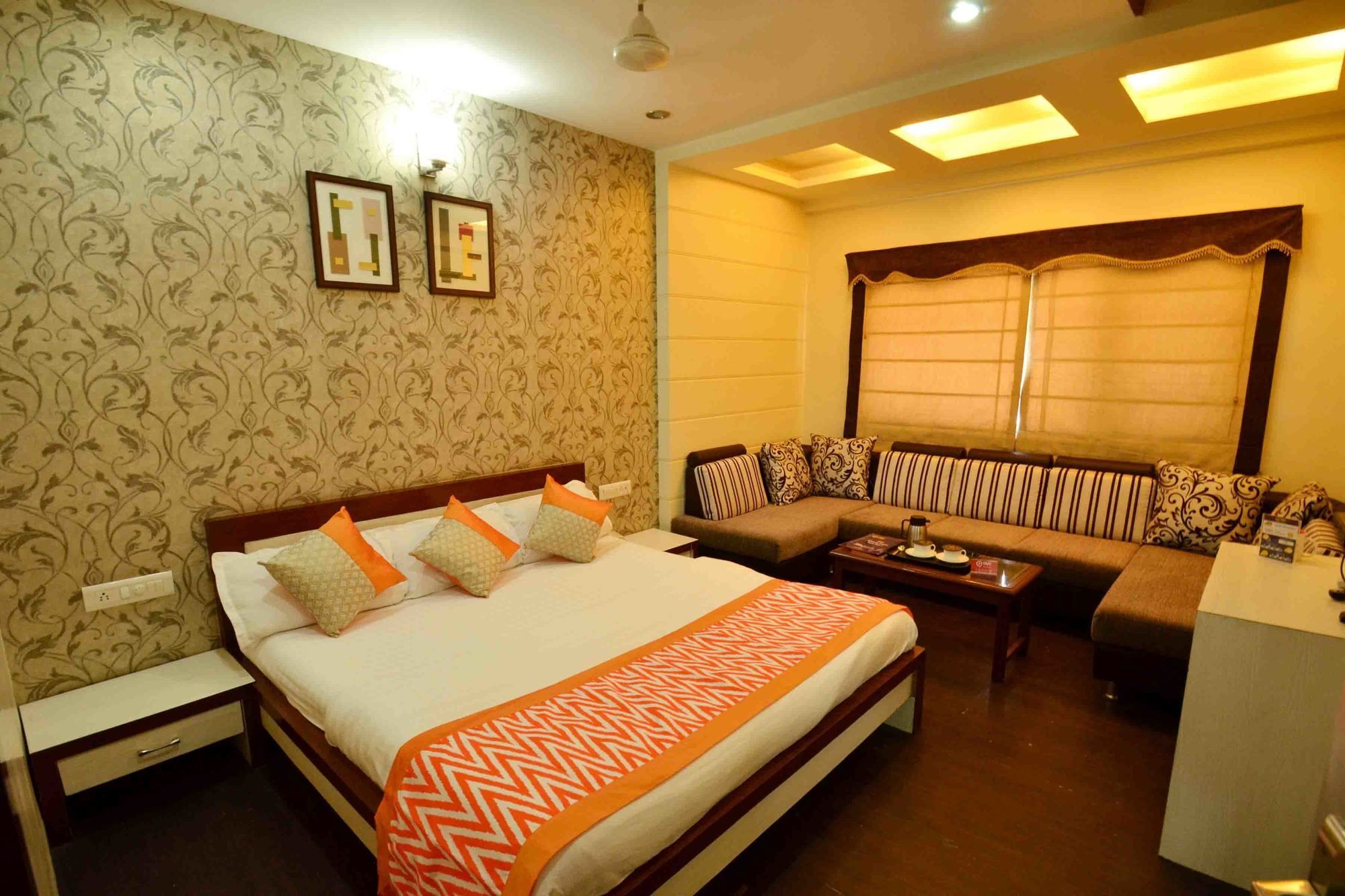 Oyo 742 Hotel Kings Park Indore Exteriör bild